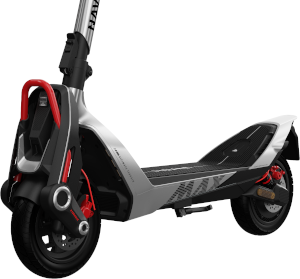 Un scooter électrique argenté avec des accents rouges sur fond blanc.