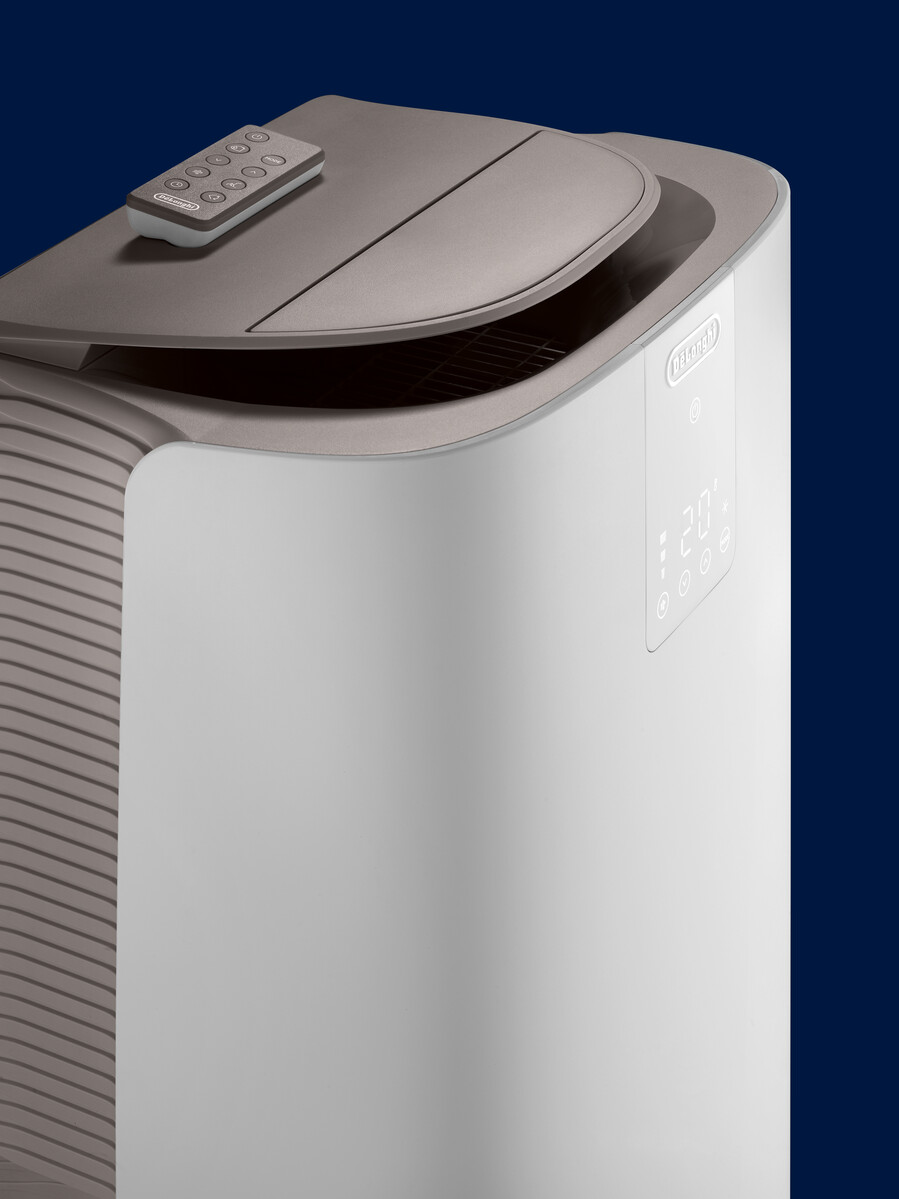 Un déshumidificateur blanc avec télécommande et écran numérique indiquant 20°.