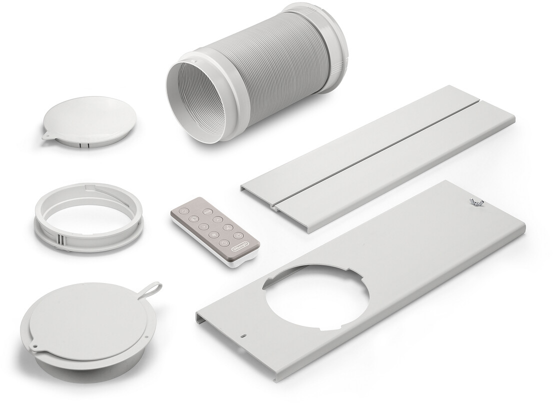 Accessoires blancs pour climatiseur portable : tuyau, télécommande, pièces de kit de fenêtre, couvercles.