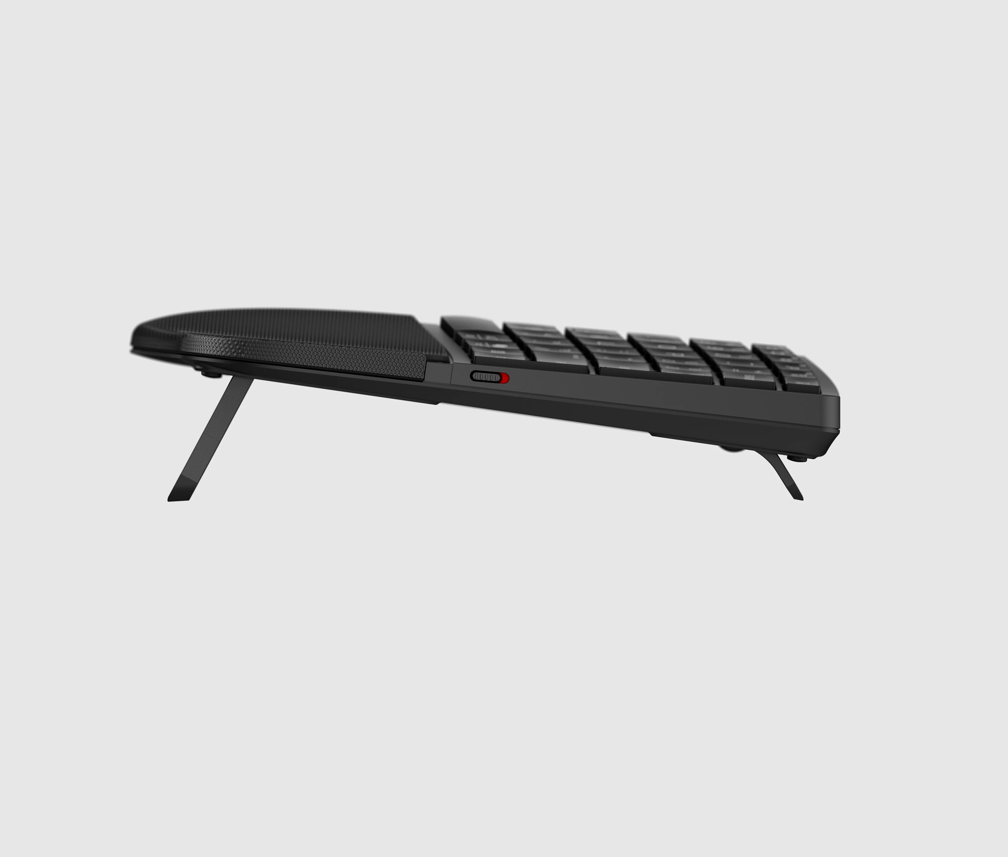 Schwarze Tastatur mit ausklappbarem Ständer auf grauem Hintergrund.