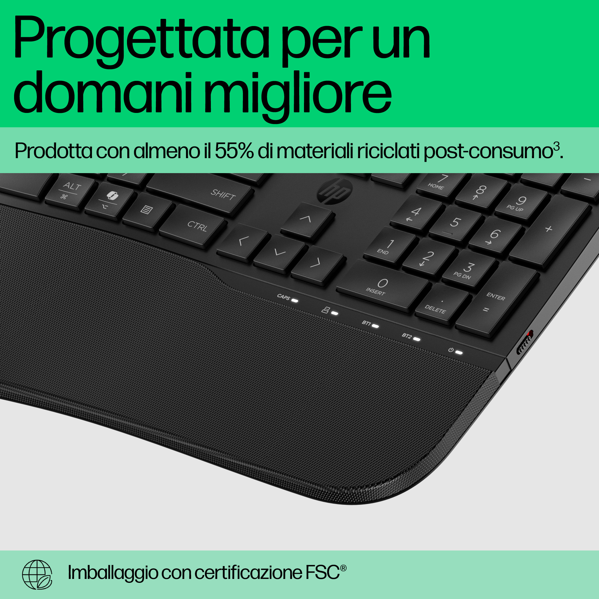 Tastiera nera con tastierino numerico, logo HP e testo sul riciclo.
