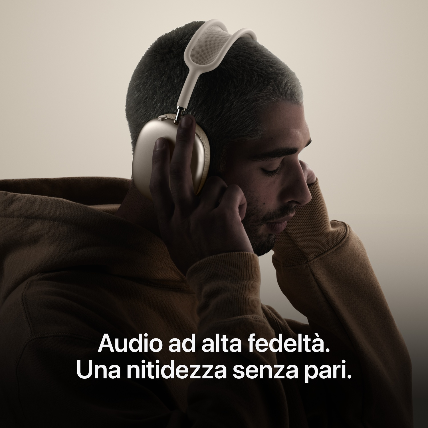 Uomo con cuffie, ascolta musica. Tiene le cuffie con le mani.