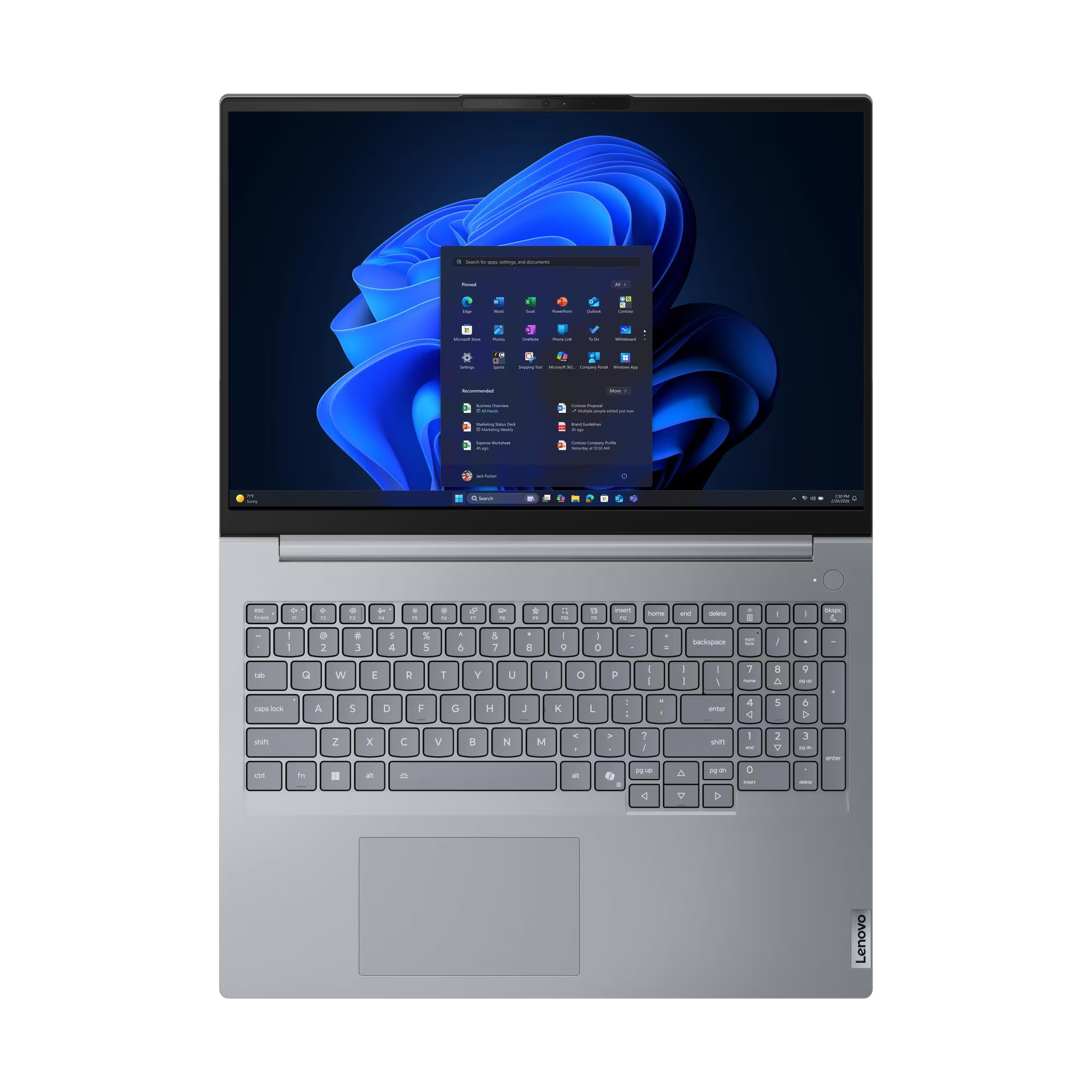 Un portátil Lenovo moderno y gris que muestra Windows 11. La pantalla muestra el menú Inicio con iconos azules.