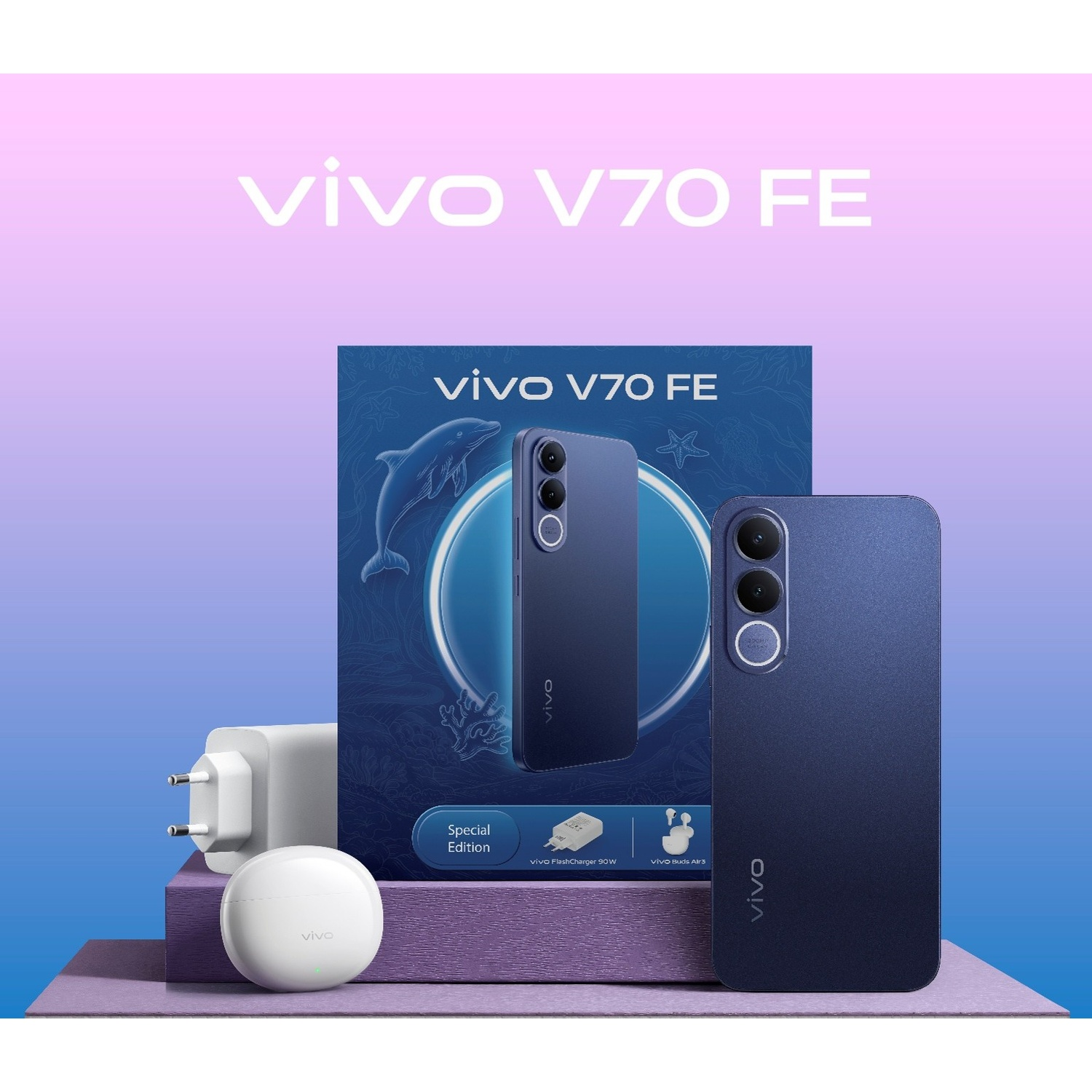 Tre smartphone Vivo V70 FE blu, un caricabatterie e auricolari bianchi.