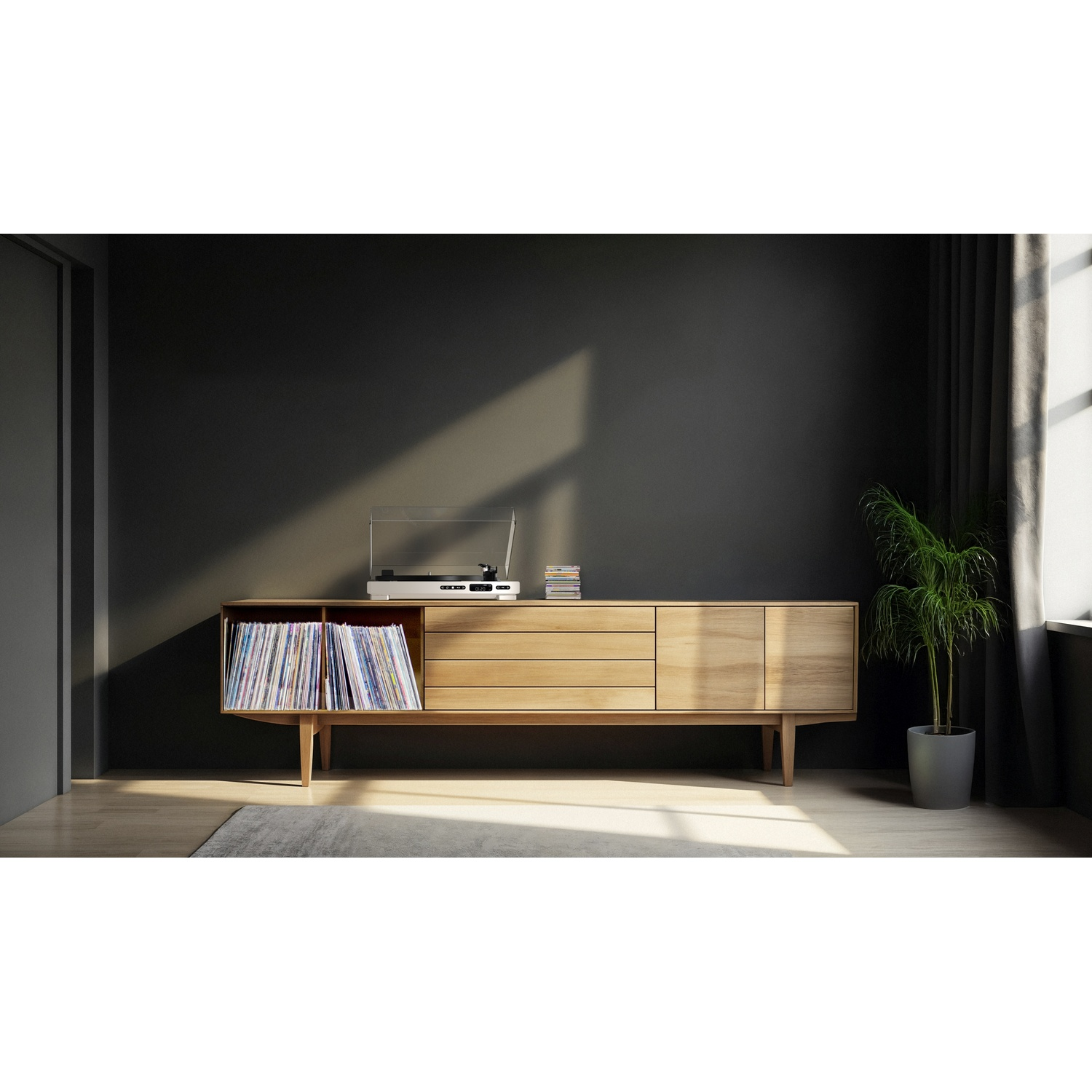 Een houten dressoir met vinylplaten, een platenspeler en een plant.