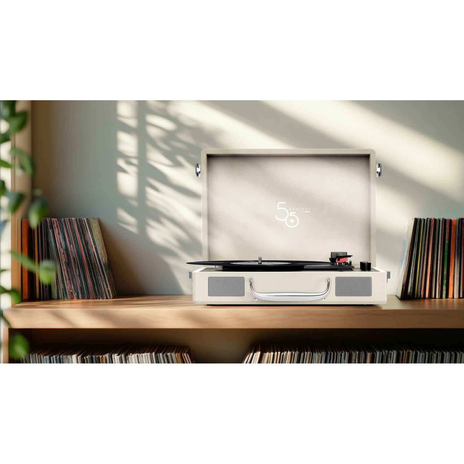 Een beige platenspeler staat op een plank tussen vinylplaten.