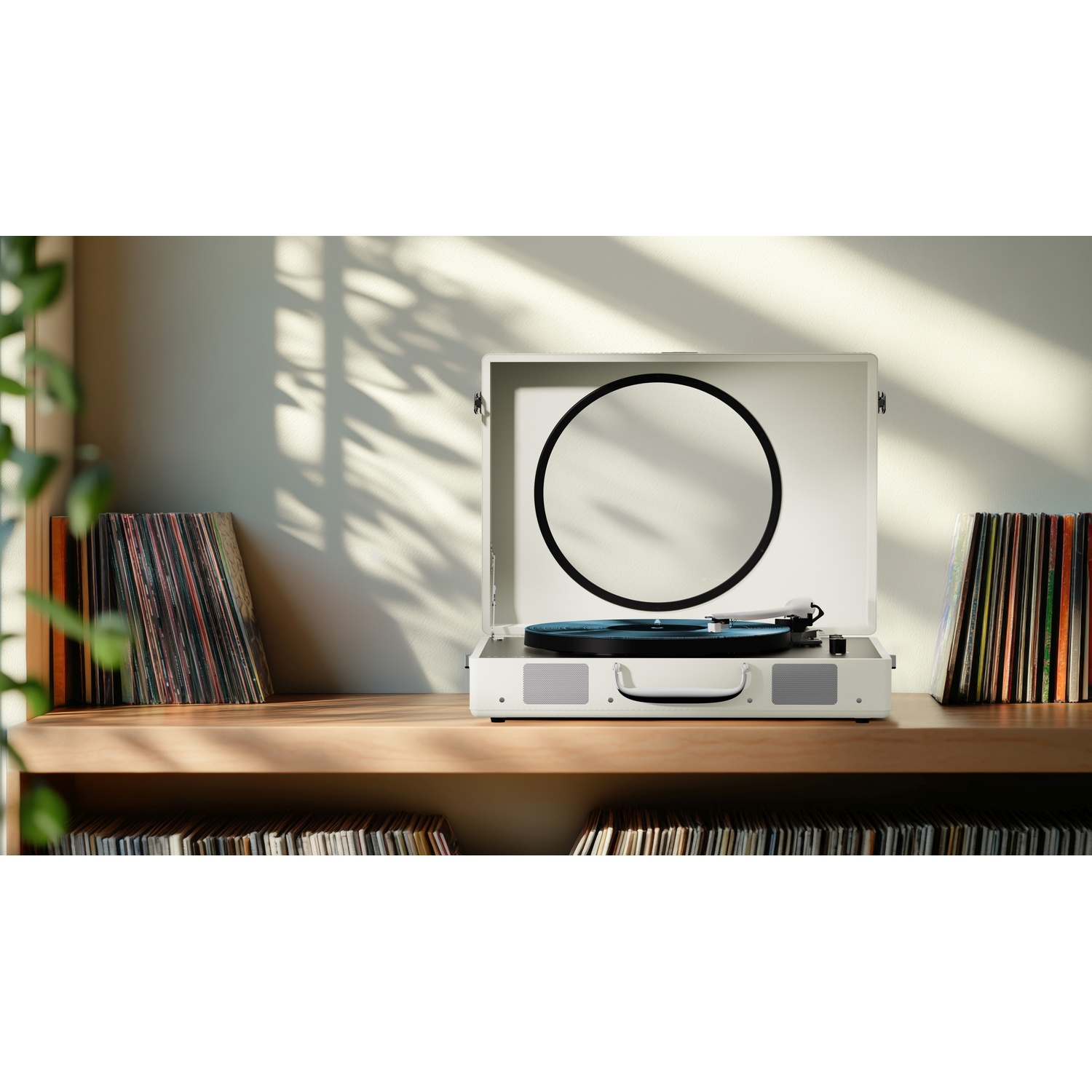 Een witte platenspeler op een houten plank. Vinylplaten staan aan weerszijden.