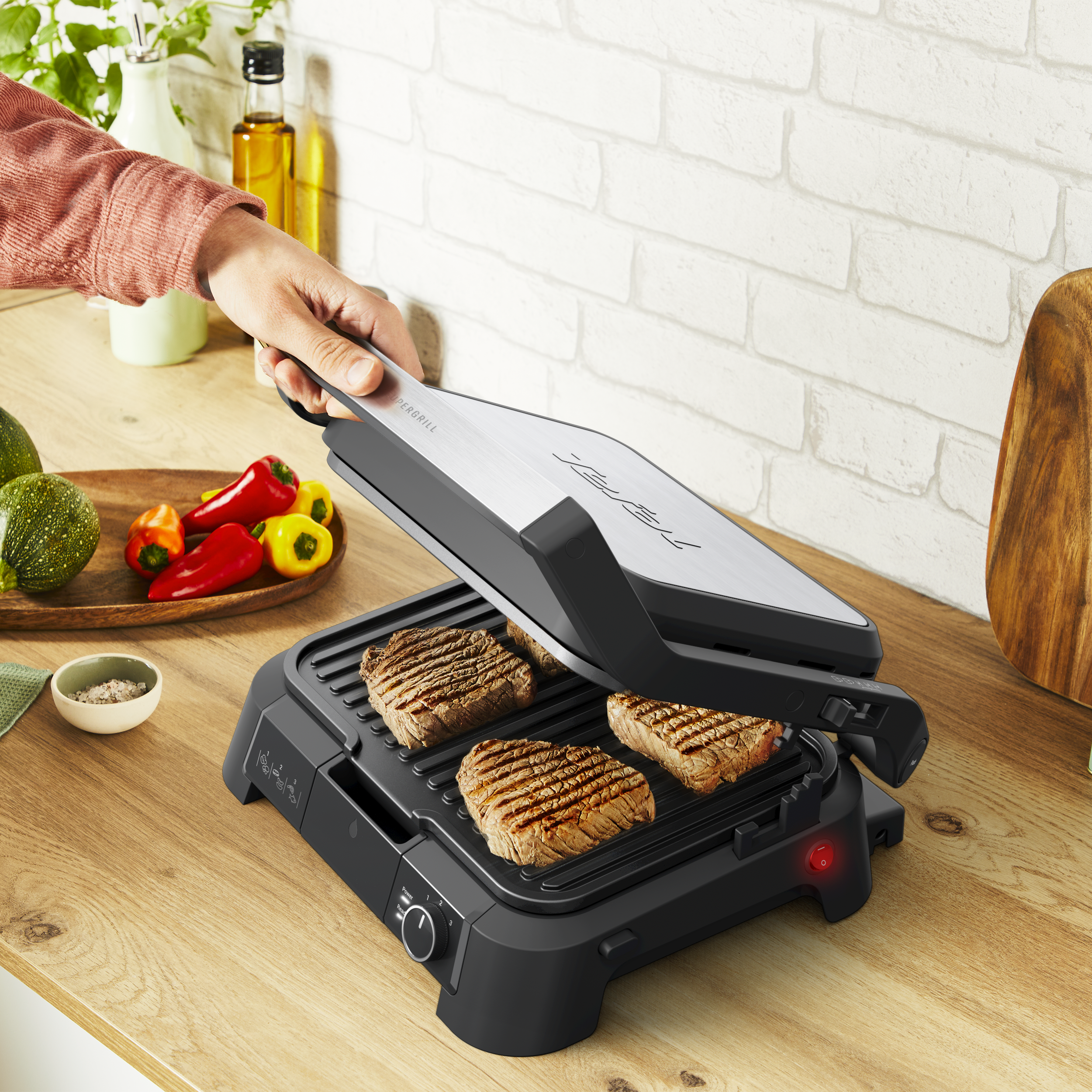 Steakek kontaktgrillen, grillcsíkokkal, paprika és cukkini mellett.