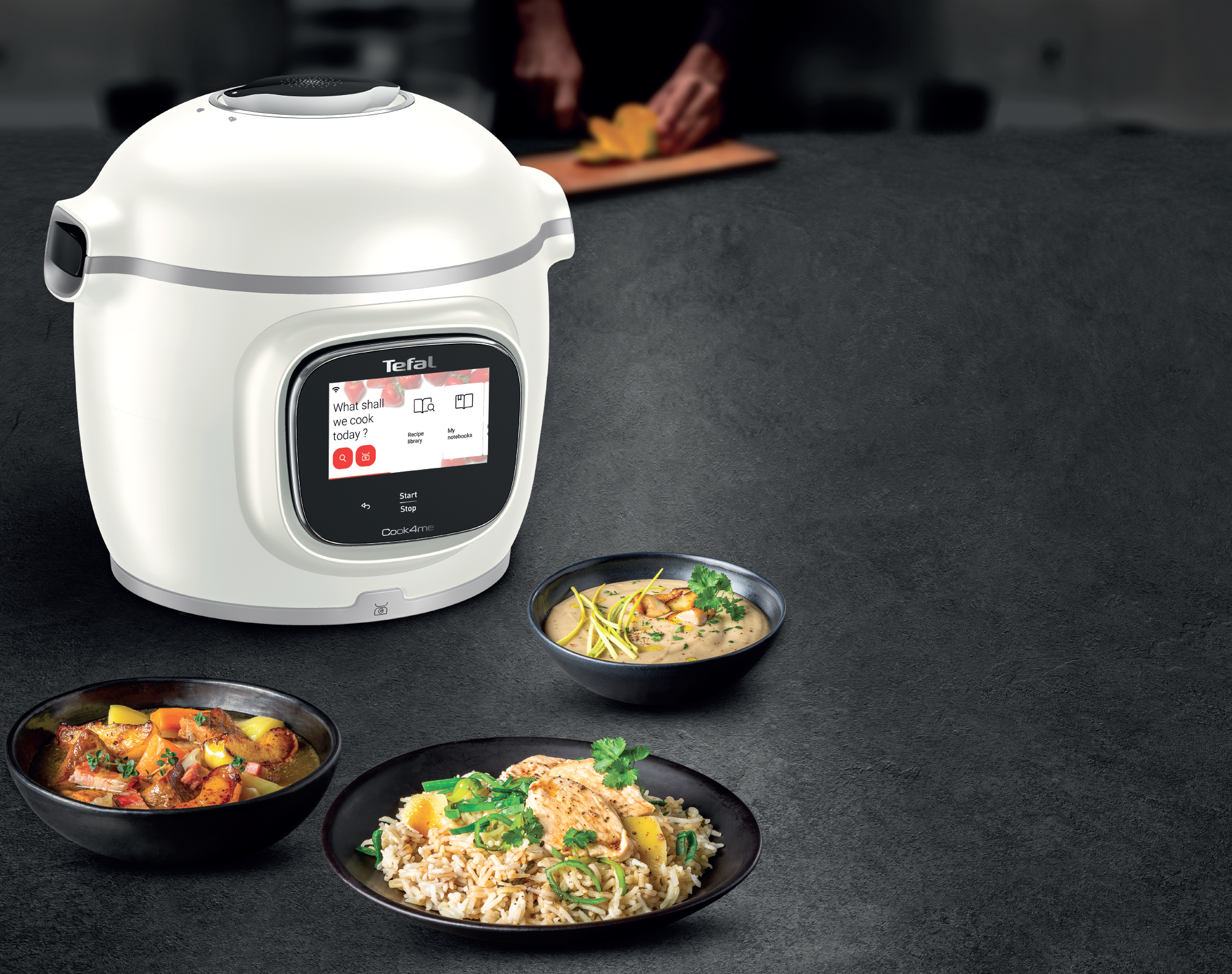 Egy fehér Tefal Cook4me multifunkciós főző és három tál étel.