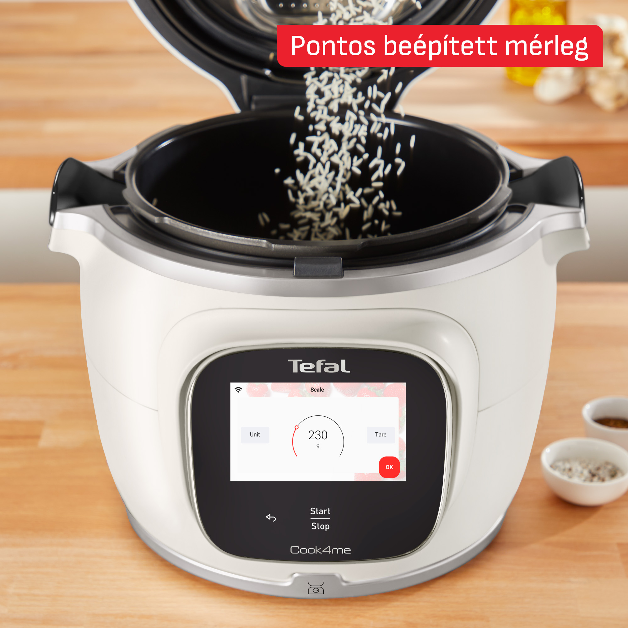Rizs esik egy fehér főzőedénybe, digitális kijelzője 230g-ot mutat.
