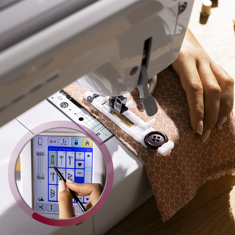 Pantalla de máquina de coser muestra selección de puntadas, mano elige puntada con bolígrafo.