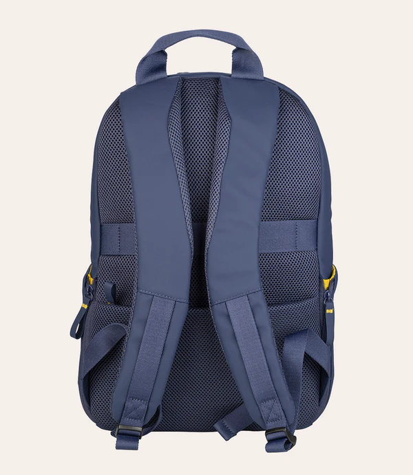 Vista trasera de mochila azul marino con correas acolchadas y panel trasero de malla.