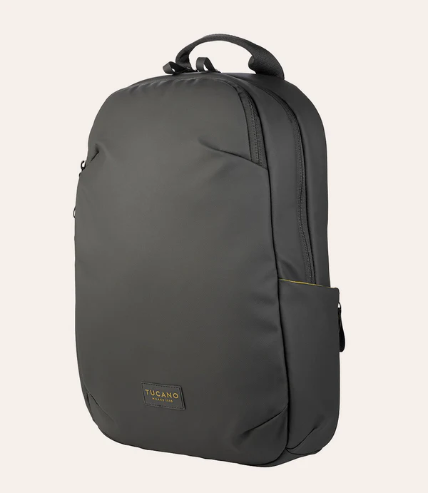 Mochila gris con detalles amarillos y logo de Tucano.