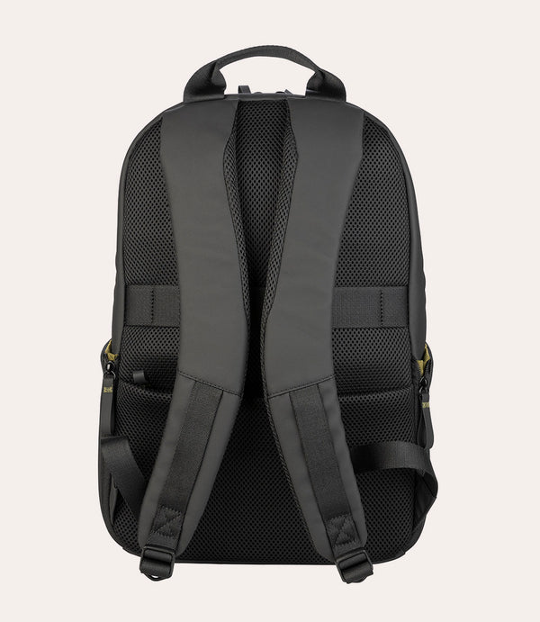 Vista trasera de una mochila negra con correas acolchadas y panel trasero de malla.