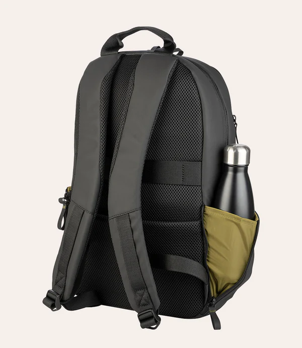Mochila negra con correas acolchadas y bolsillo lateral con botella de agua.