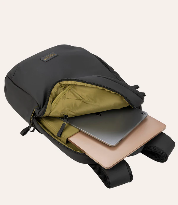 Una mochila negra con un compartimento abierto que contiene dos portátiles.