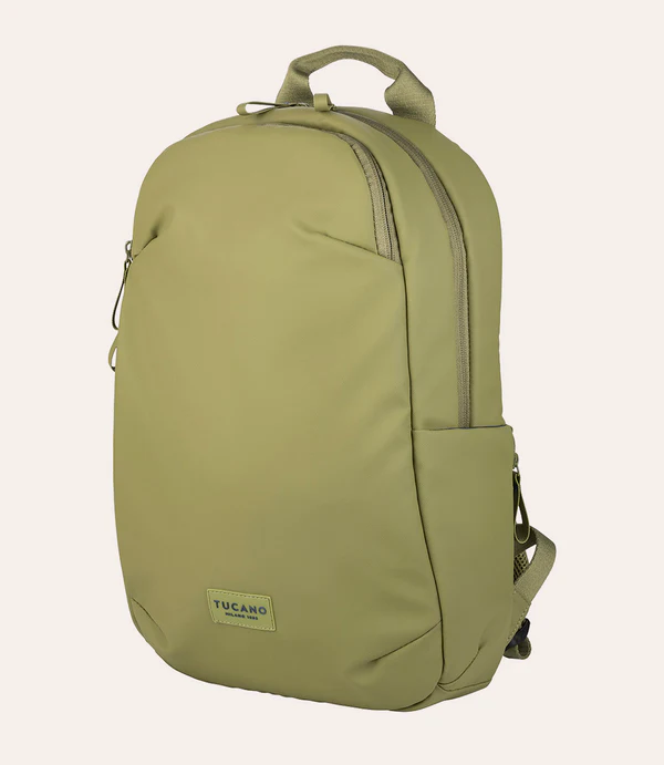 Una mochila verde oliva con compartimentos con cremallera y un logo.