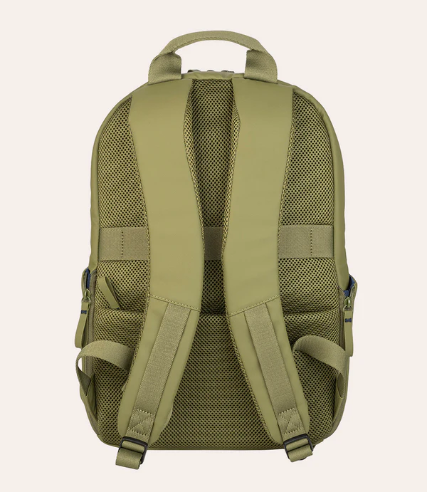 Vista trasera de una mochila verde oliva con correas acolchadas y panel trasero de malla.