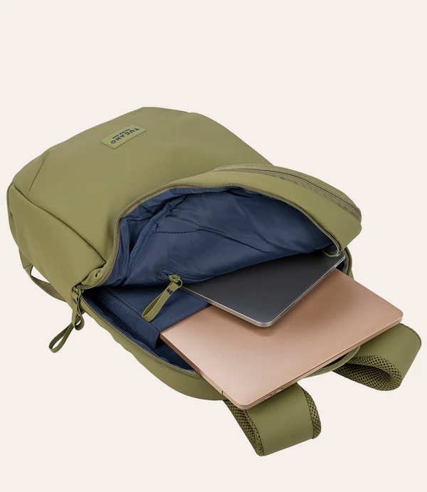 Mochila verde con compartimento abierto, dos portátiles dentro.