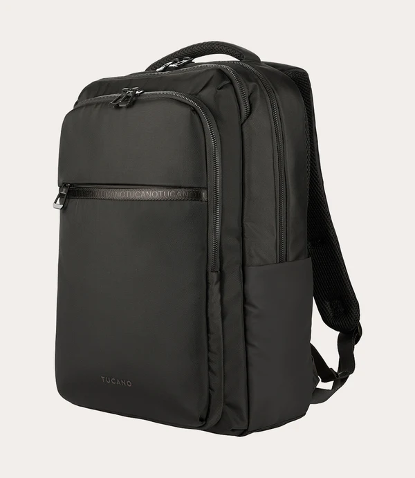 Una mochila negra con múltiples cremalleras y el logo de Tucano.