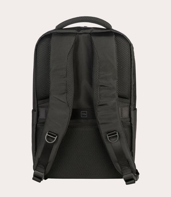 Vista posterior de una mochila negra con correas acolchadas y panel trasero de malla.