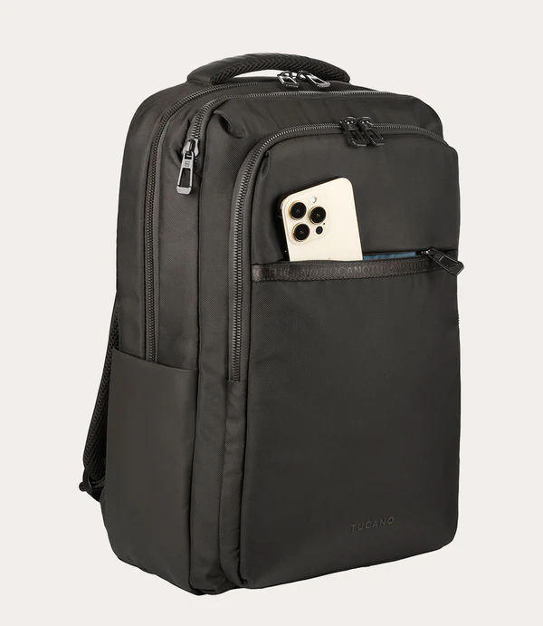 Una mochila negra con un smartphone claro en un bolsillo frontal.