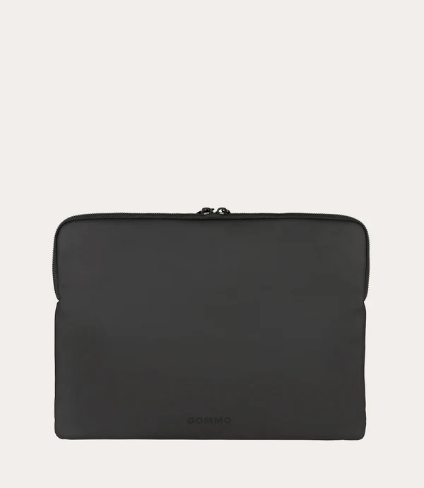 Funda negra para portátil con cremallera y logo discreto.