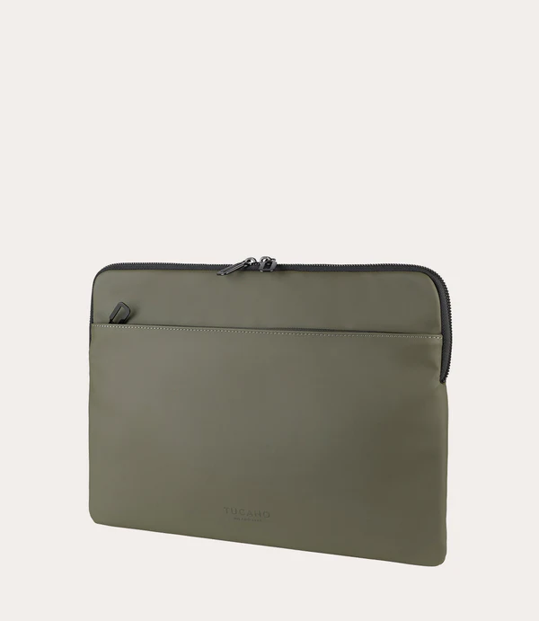 Funda verde para portátil con cremallera y bolsillo frontal.