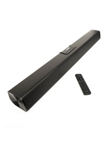 Barra de sonido negra con mando a distancia sobre fondo blanco.