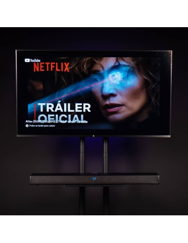Una pantalla de TV muestra un tráiler de Netflix con una mujer de ojos brillantes.