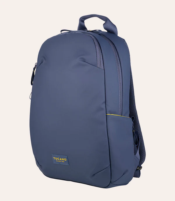 Mochila Tucano azul oscuro con detalles amarillos y logo.