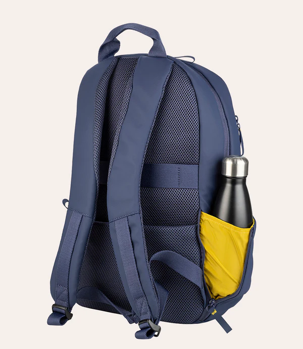 Mochila azul oscuro con una botella de agua negra en el bolsillo lateral.