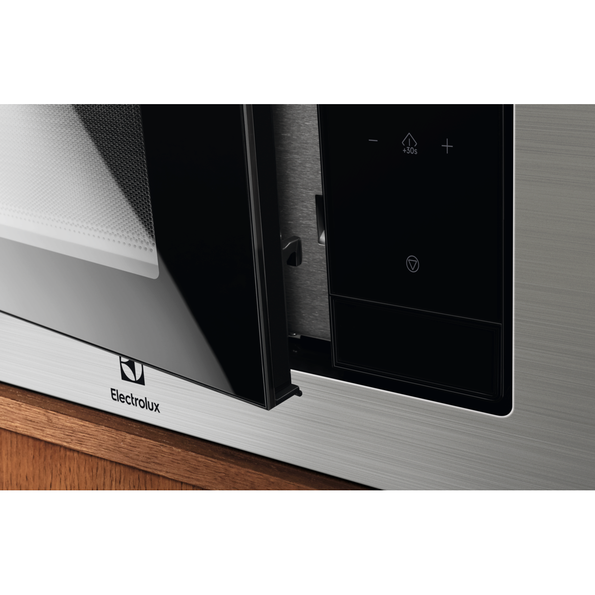 Nyitott mikrosütő közeli képe, digitális kezelőpanellel és Electrolux logóval.