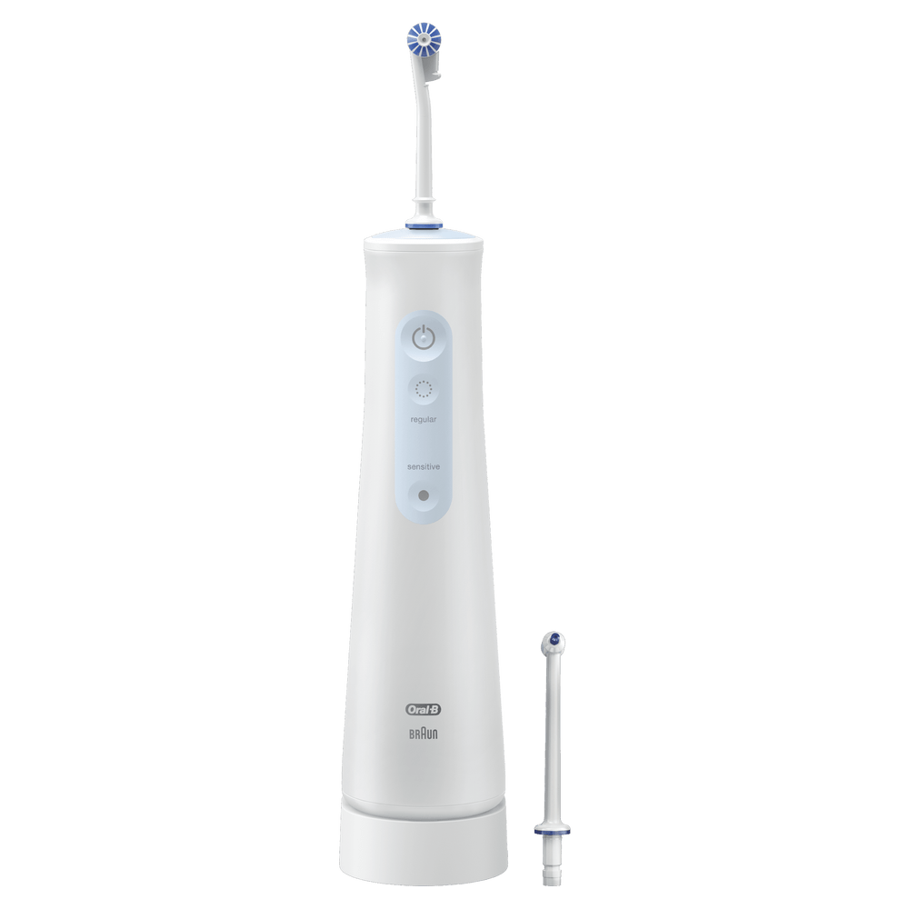 Un irrigador bucal eléctrico blanco con accesorios y controles.