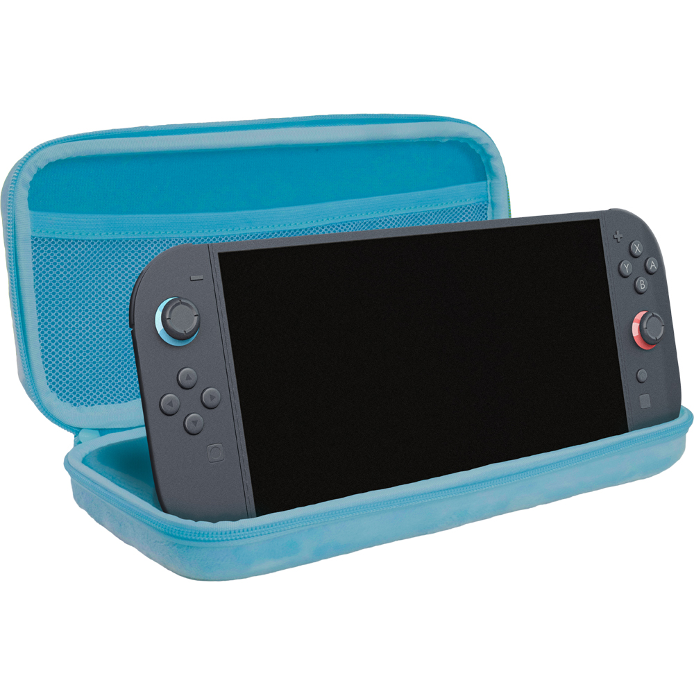 Ein graues Handheld-Spielgerät mit schwarzem Bildschirm in einem offenen, hellblauen Koffer.