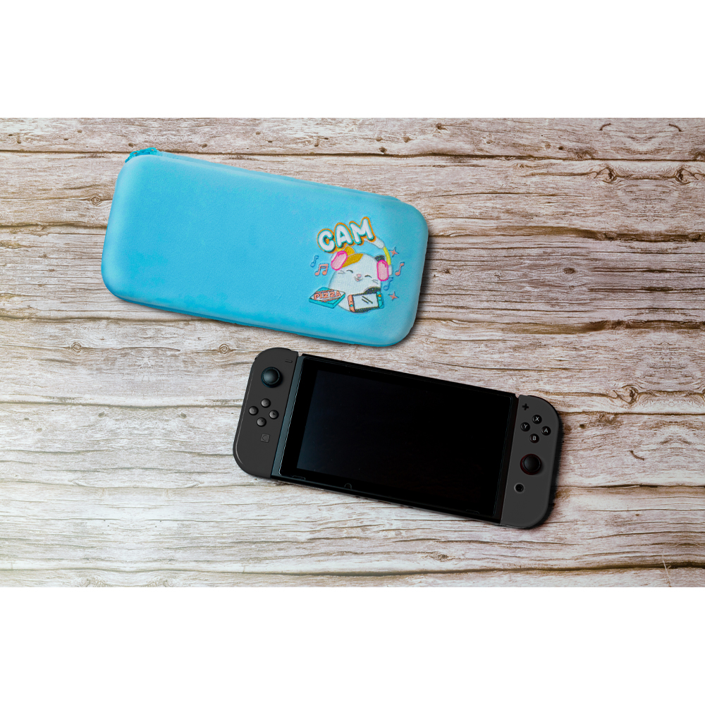 Nintendo Switch und eine blaue Tasche mit Katzenmotiv liegen auf Holz.