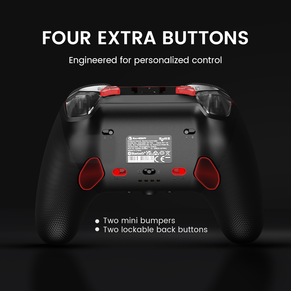 Vue arrière d'une manette noire avec boutons et détails rouges.