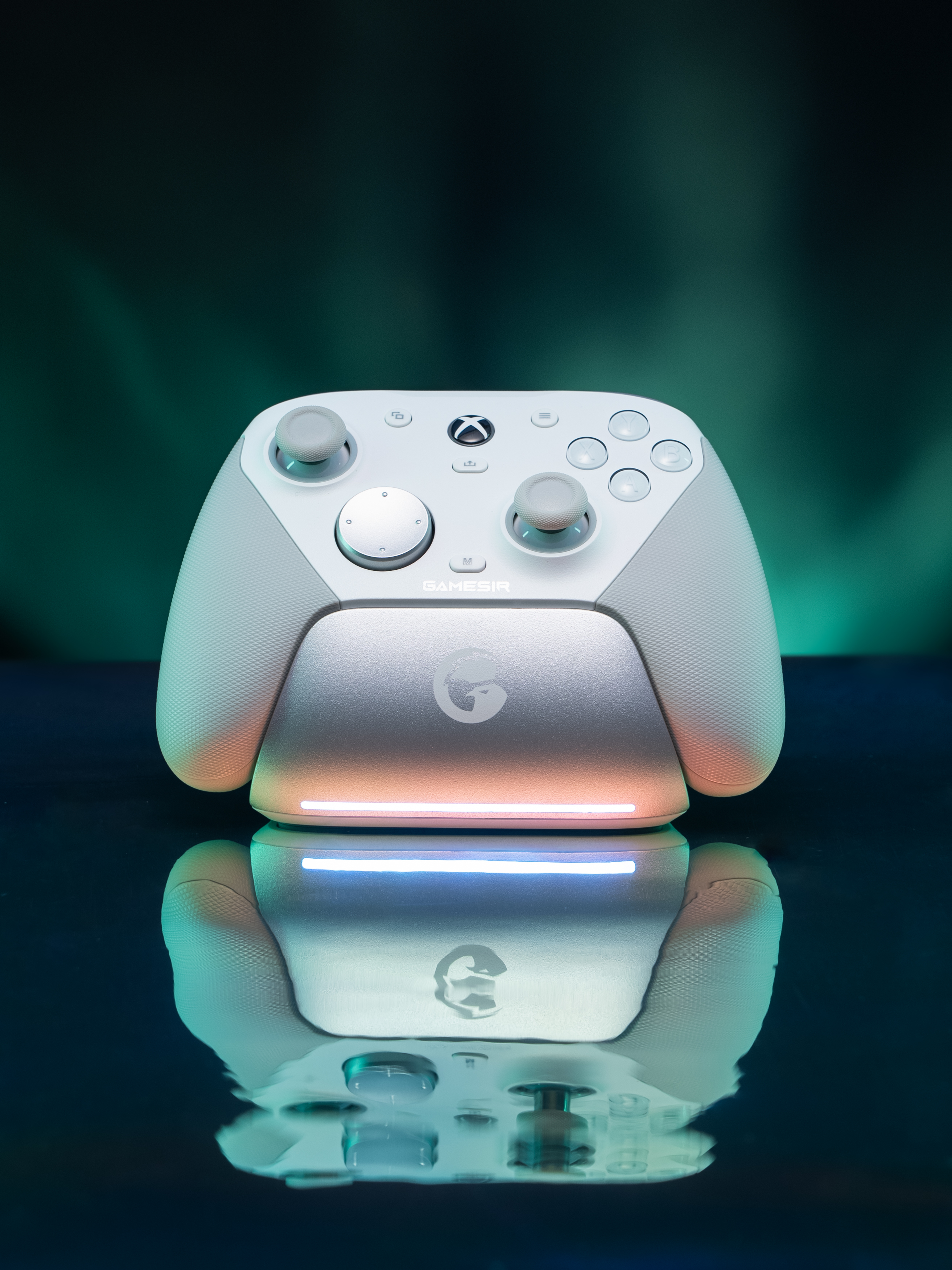 Un controller da gioco bianco con accenti argentati e illuminazione RGB su una superficie scura e riflettente.