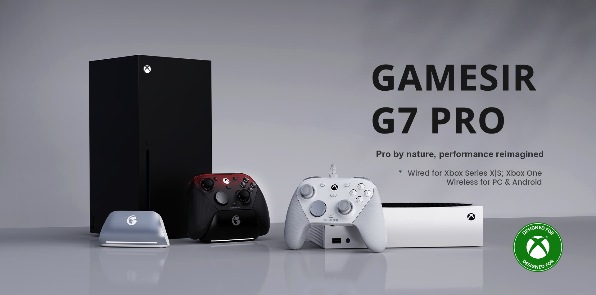 Xbox Series X, due controller, uno bianco e uno nero-rosso, e una console Xbox bianca.