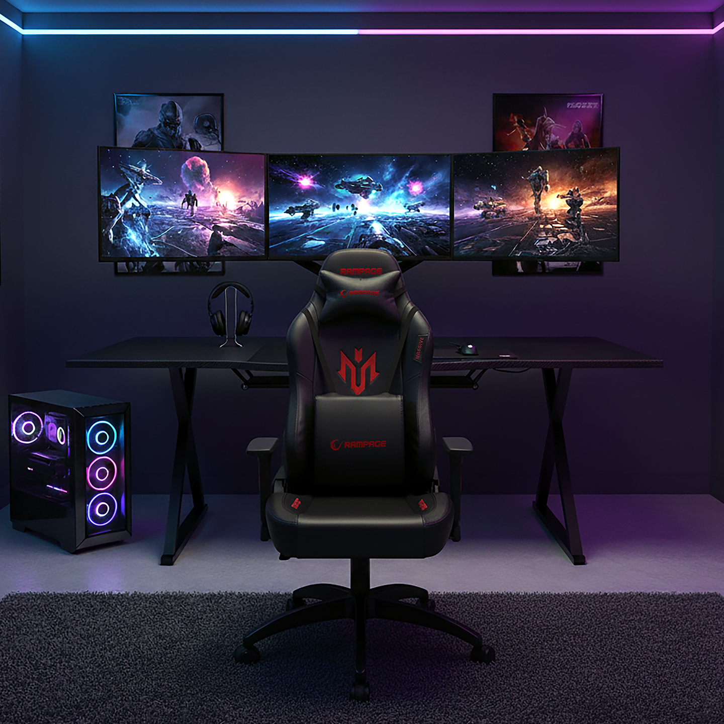 Üç monitör, siyah sandalye ve RGB aydınlatmalı PC içeren bir oyun kurulumu.