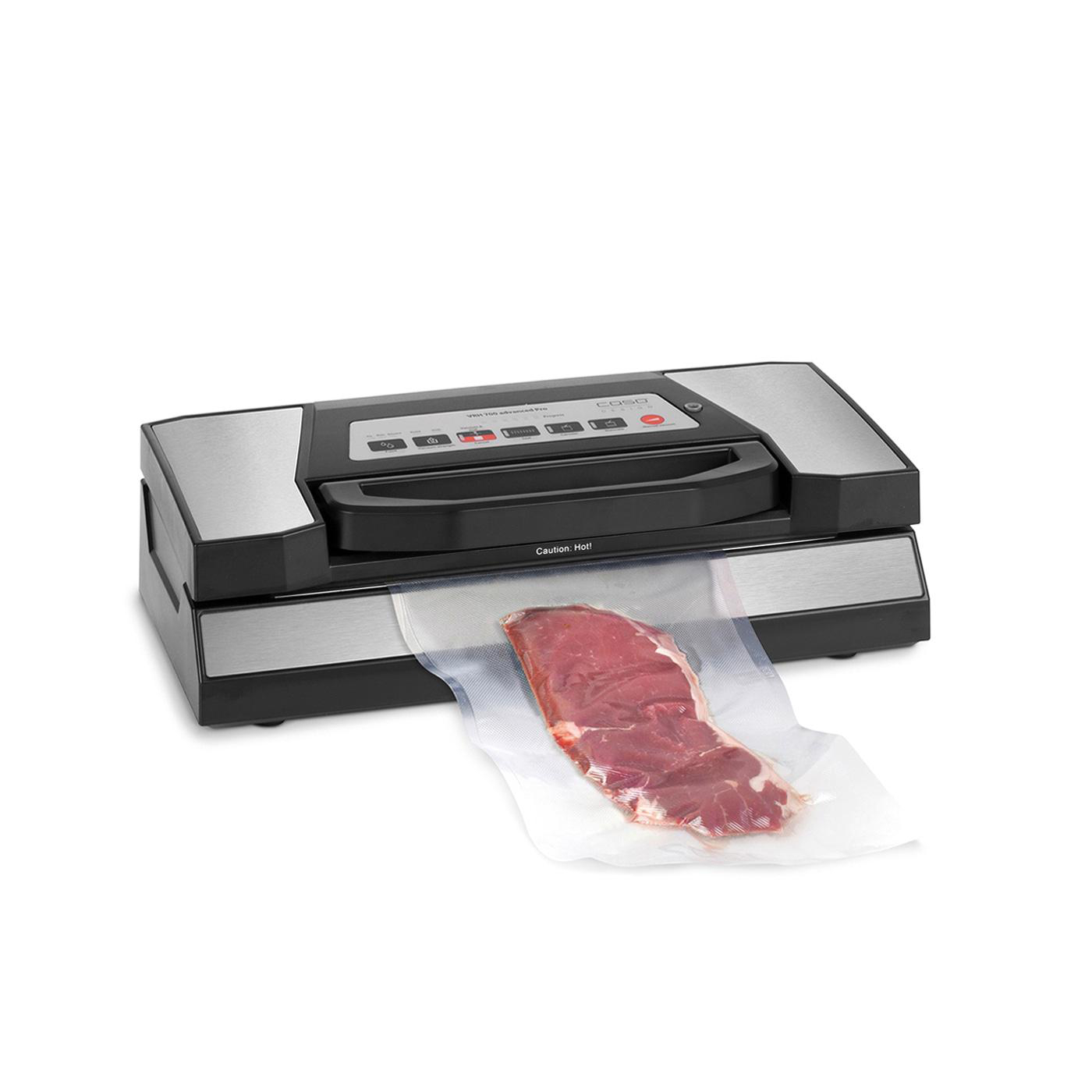 Ein Vakuumiergerät versiegelt ein rohes Steak in Plastik.