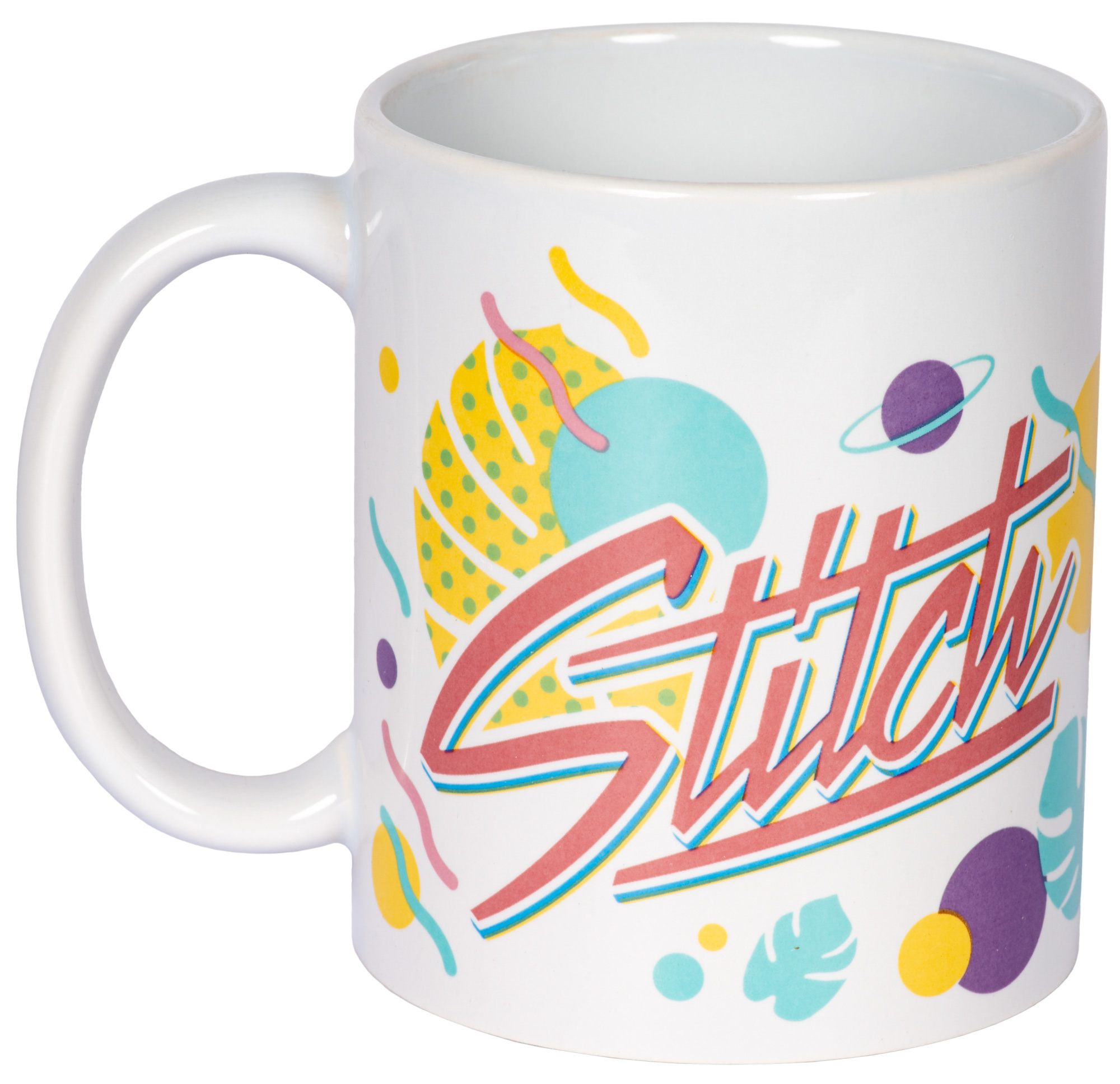 Weiße Tasse mit buntem "Stitch"-Aufdruck und geometrischen Formen.