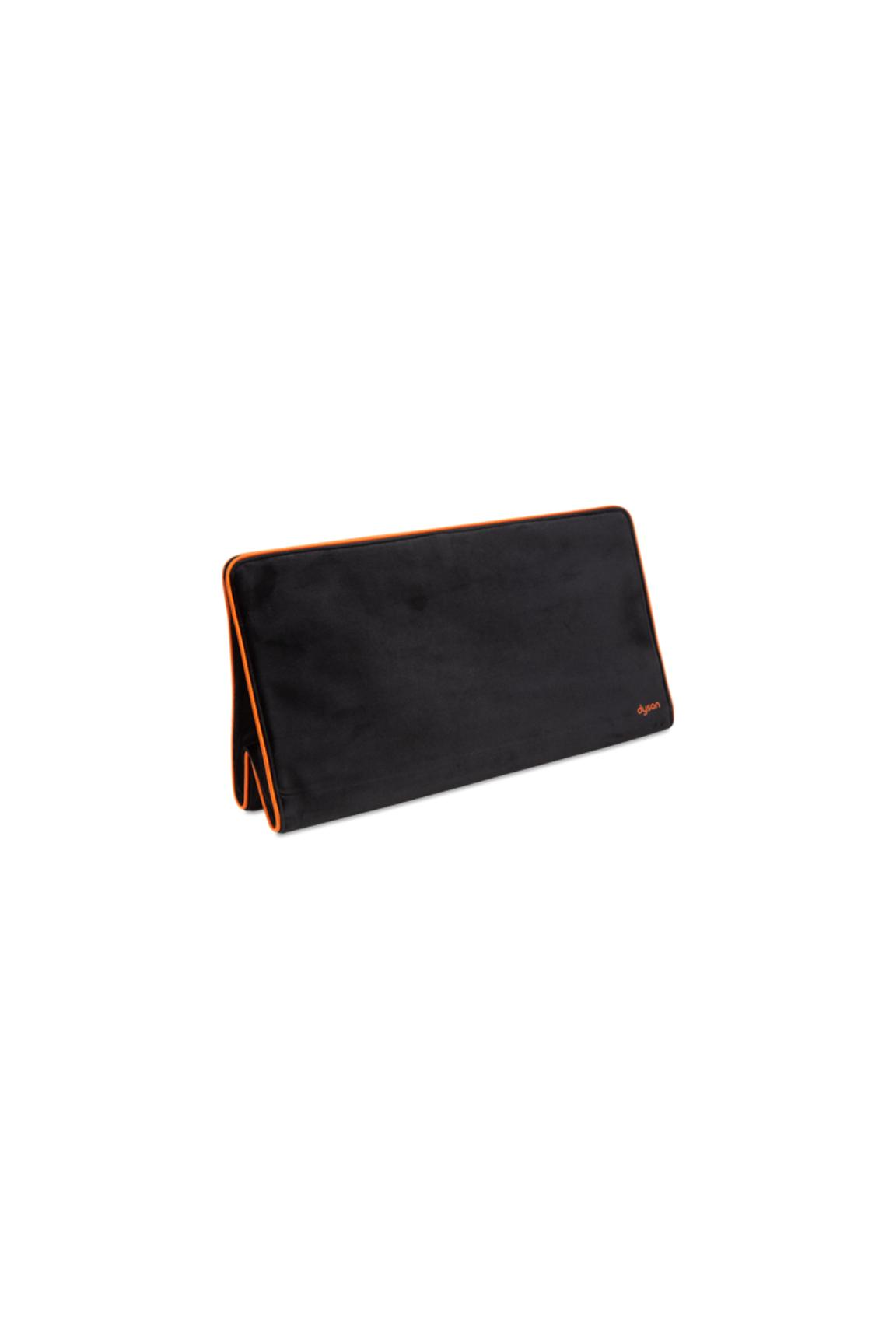 Schwarze Tasche mit orangefarbenem Rand, aufrecht stehend.