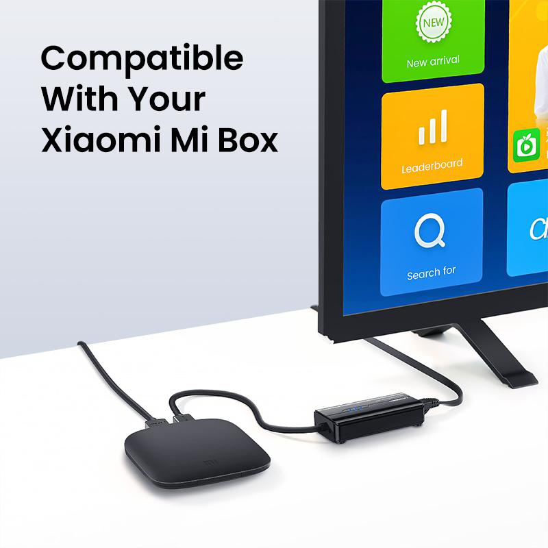 Schwarze Xiaomi Mi Box und Adapter an Fernsehbildschirm mit Apps.