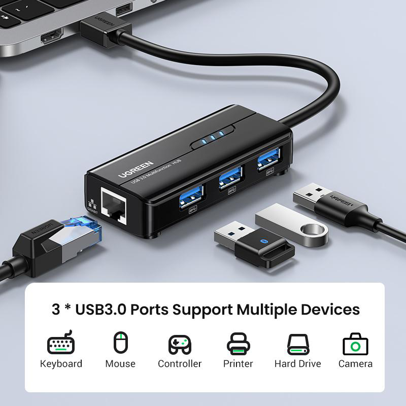 Schwarzer USB-Hub mit drei USB 3.0-Anschlüssen, Ethernet und Laptop-Verbindung.