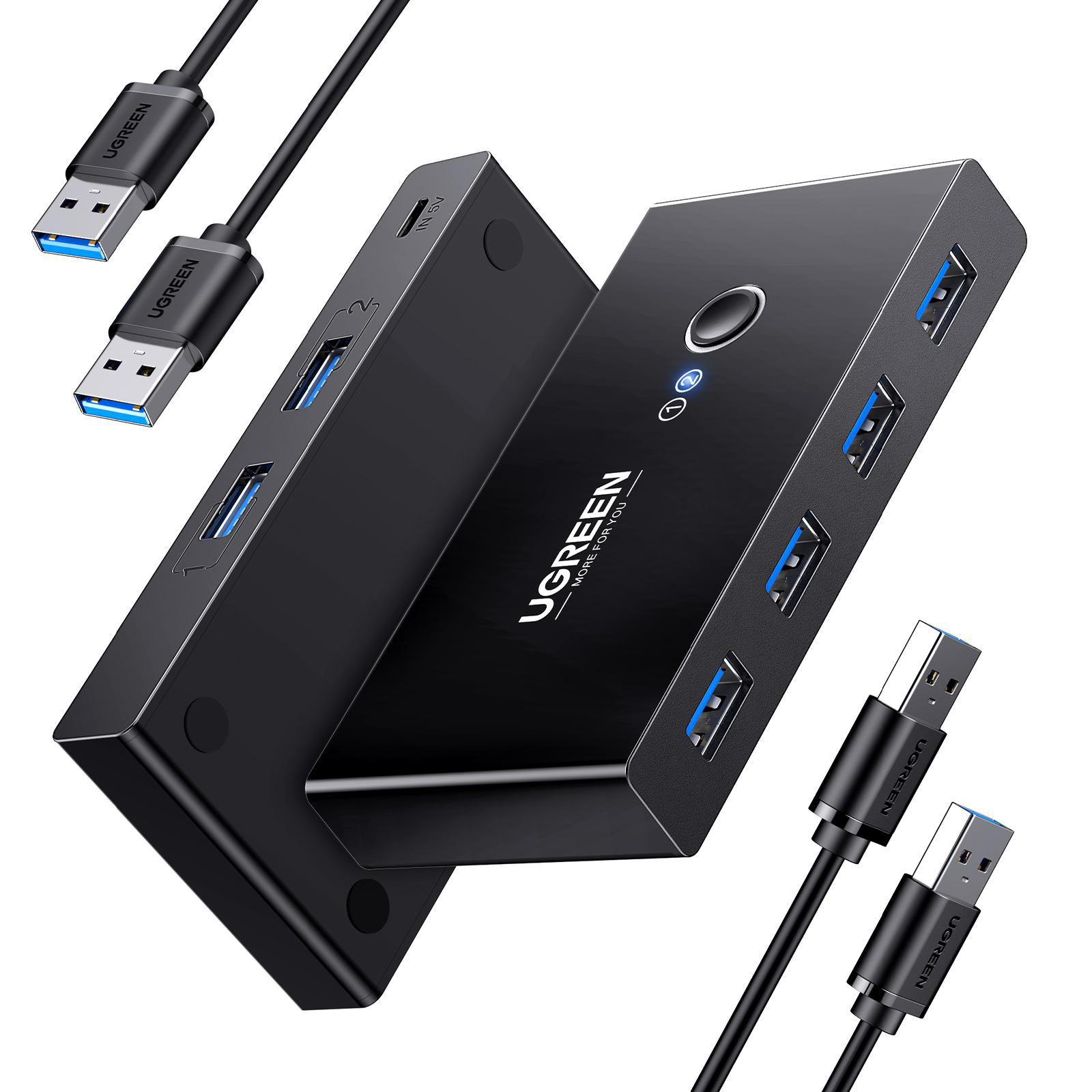Ein schwarzer USB-Hub mit mehreren Anschlüssen und zwei USB-Kabeln.