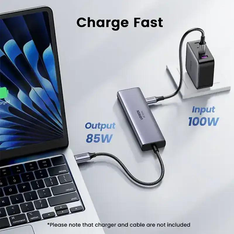 Laptop-Ladegerät mit 85W Ausgang, 100W Eingangsleistung, ein Netzteil ist angeschlossen.