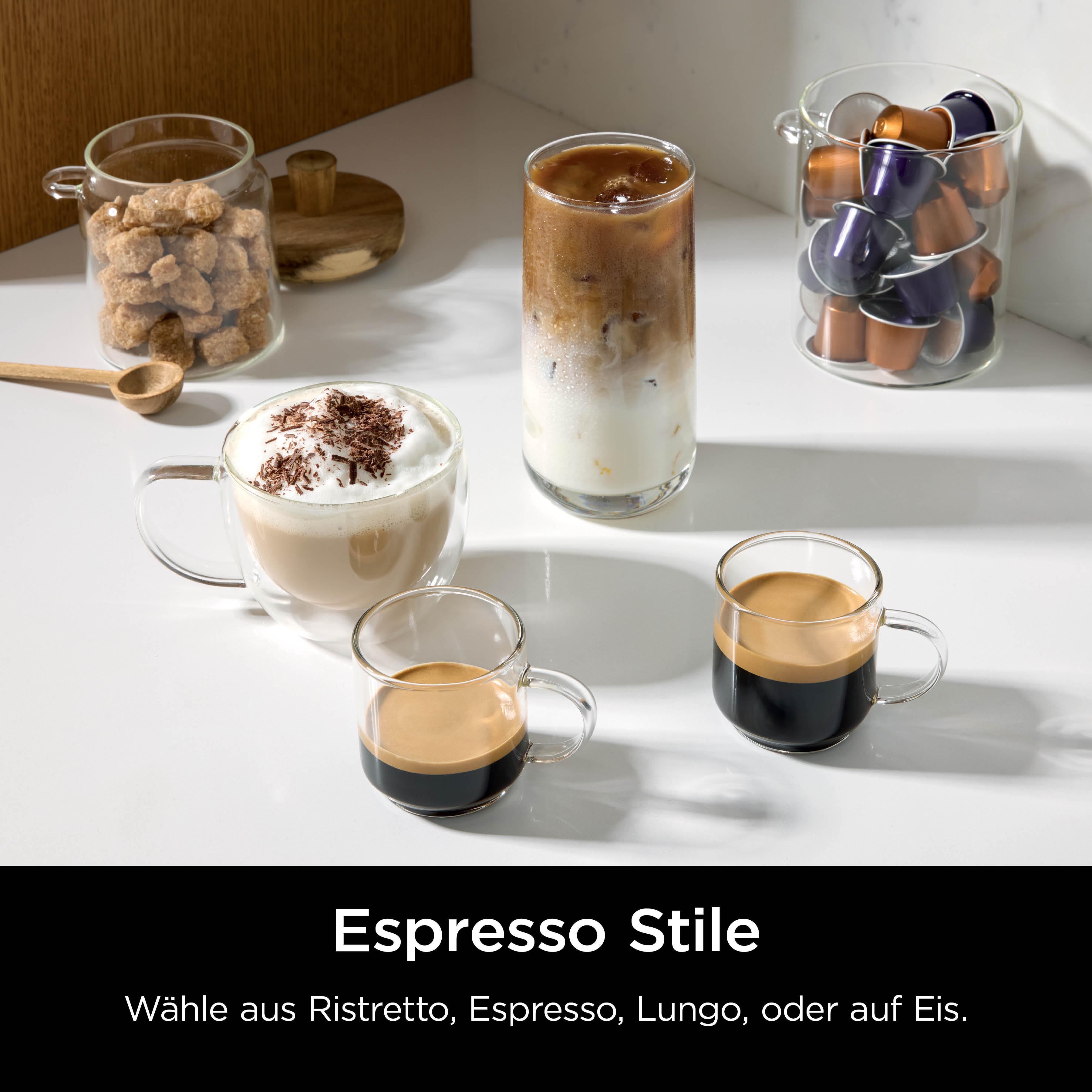 Verschiedene Kaffeevarianten in Gläsern, Kaffeekapseln und Zuckerwürfel.