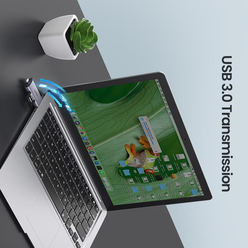 Ein USB-Stick wird in einen Laptop gesteckt. Blaue Pfeile zeigen Datenübertragung.