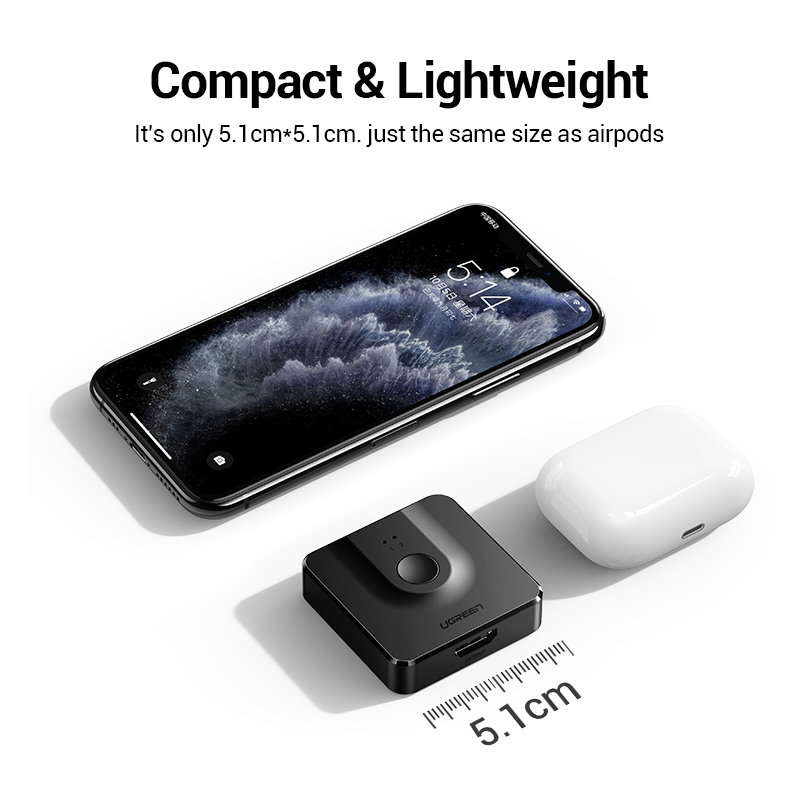 Ein schwarzes Quadrat, ein weißes Etui und ein Smartphone liegen auf weißem Grund.